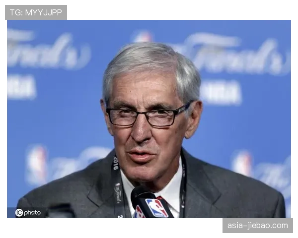 替补席区域完成更新换代，皮质座席提升球员舒适度